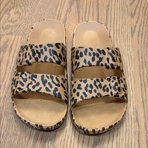 Freedom Moses Leopard Slides